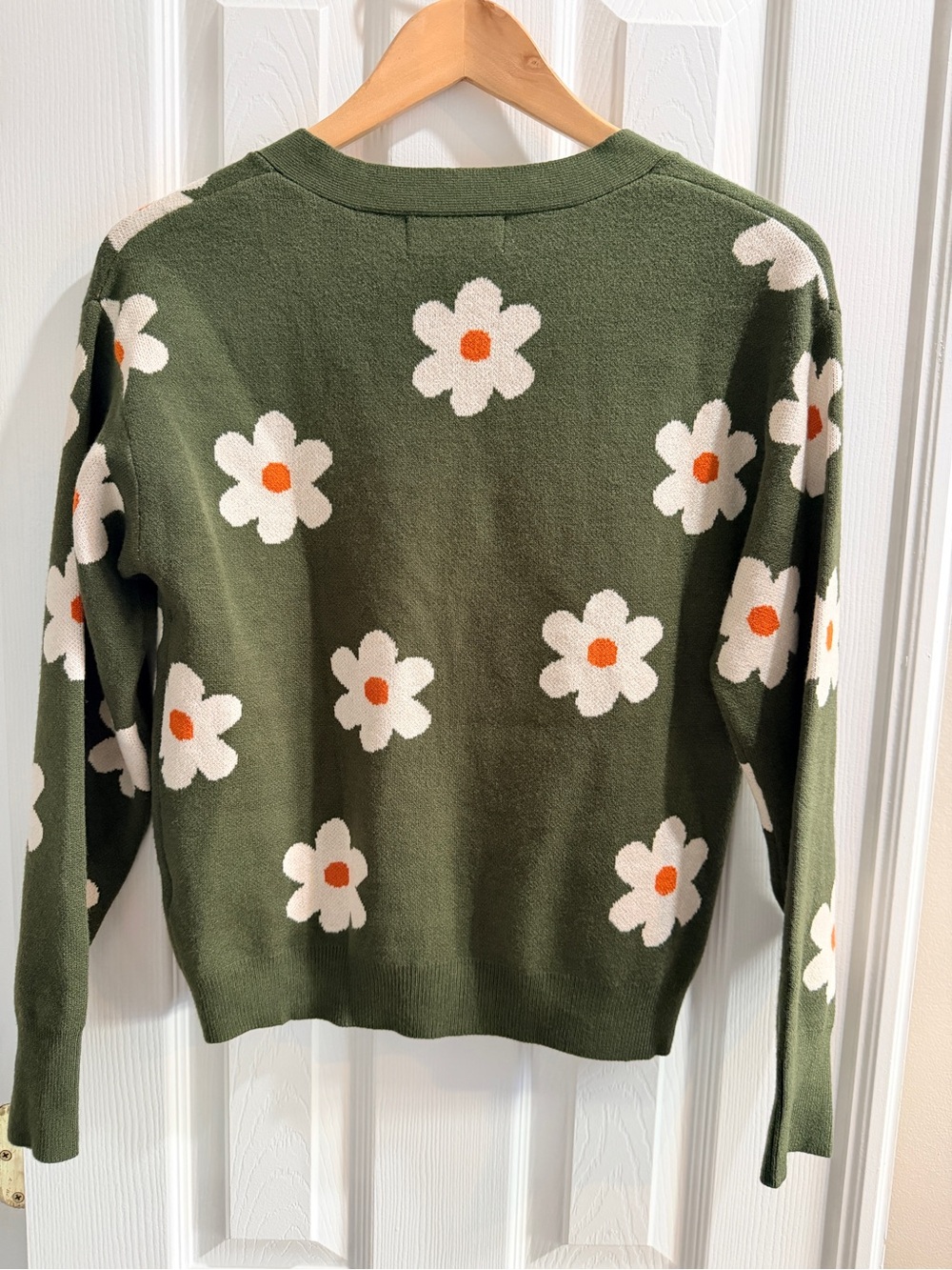 Willow & Wind NWOT Olive Daisy Knit Cardigan Sweater - White & Orange Floral M - Picture 7 of 8